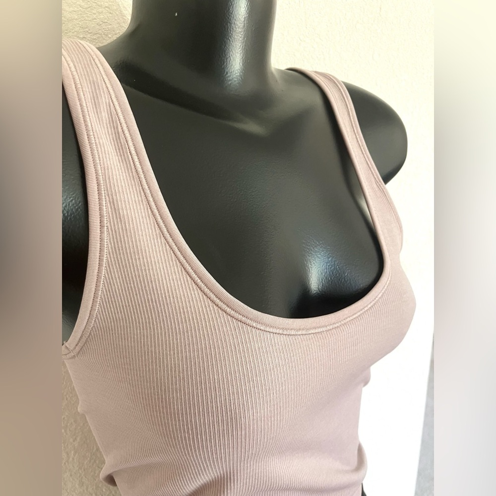 Lululemon Reversible ACTIVEWEAR Scoop tank Top In LILAC SIZE:  6 EUC! VERSATILE!